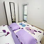 Vesela - Comfort One Bedroom With Balcony And Sea View Janjina