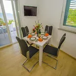 Vesela - Comfort One Bedroom With Balcony And Sea View Janjina
