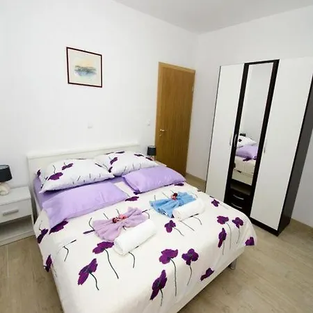 Vesela - Comfort One Bedroom With Balcony And Sea View Apartment