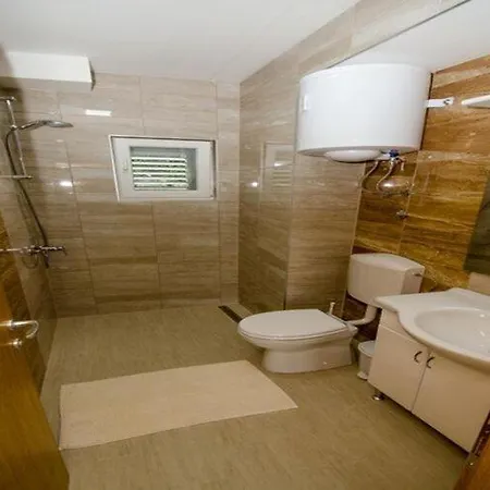 Vesela - Comfort One Bedroom With Balcony And Sea View *