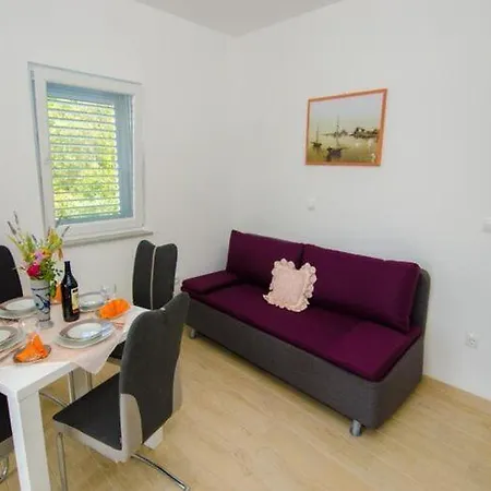 Vesela - Comfort One Bedroom With Balcony And Sea View Apartment *