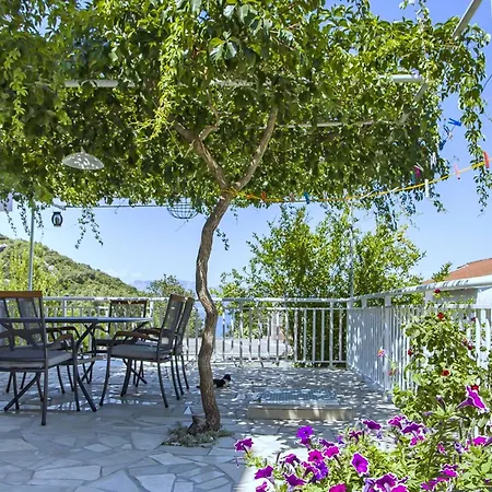 Vesela - Comfort One Bedroom With Balcony And Sea View