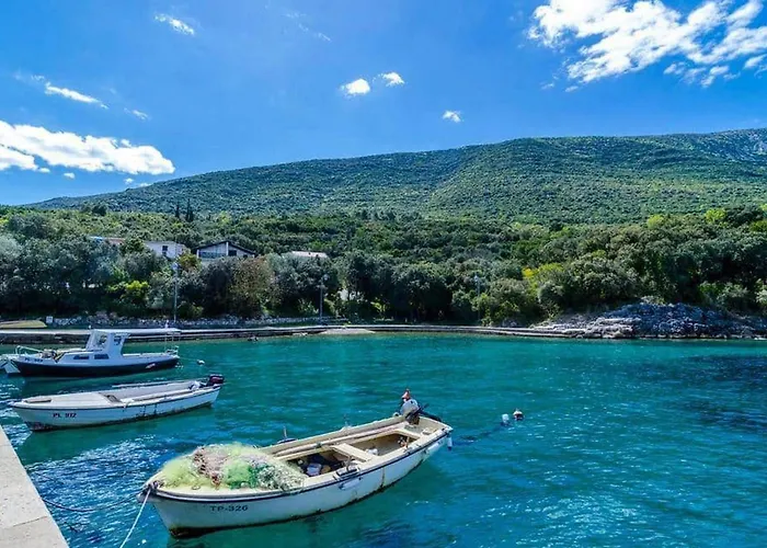 Vesela - Comfort One Bedroom With Balcony And Sea View