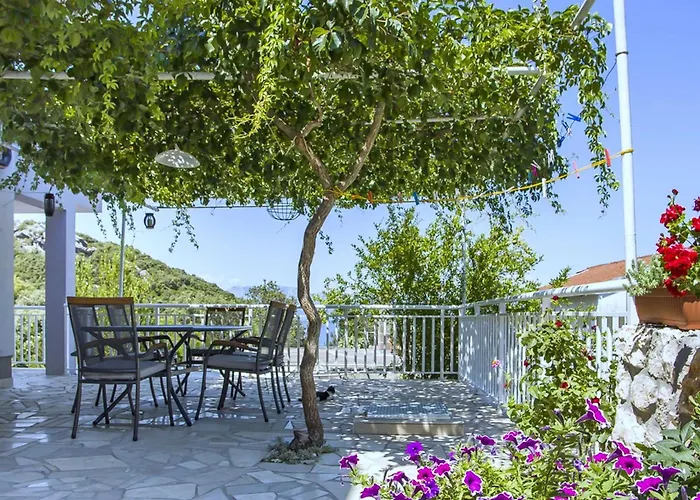 Vesela - Comfort One Bedroom With Balcony And Sea View